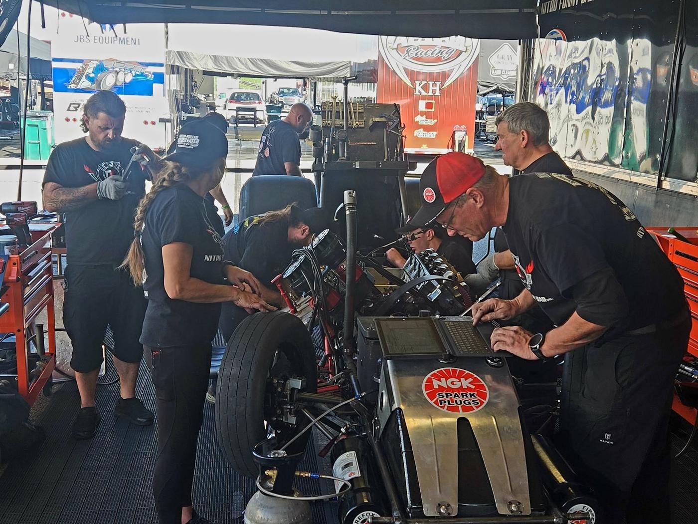 The crew between rounds, Chris King's #343